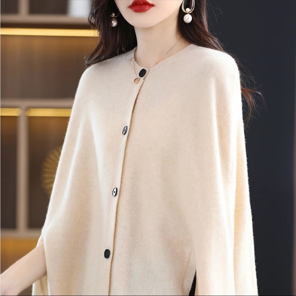 Beautiful poncho - Picture 3 of 6